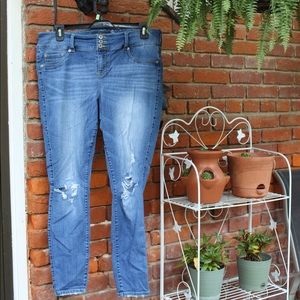 TORRID PREMIUM RIPPED SKINNY JEANS 😍